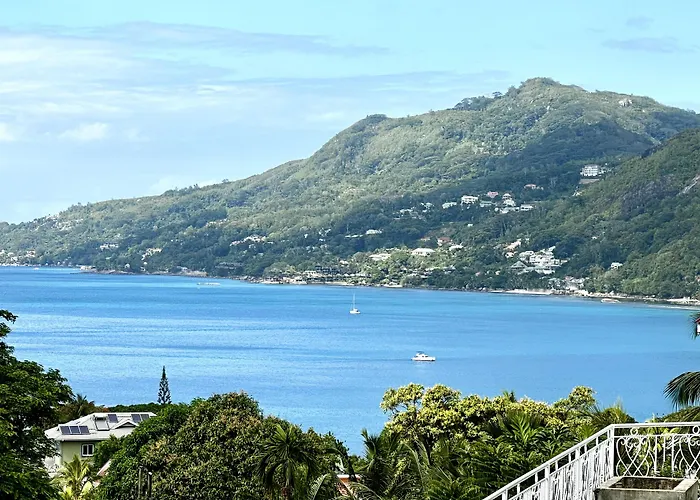 2 Bed Villa - Sleeps 4 - Pets - Pool - Garden Beau Vallon 